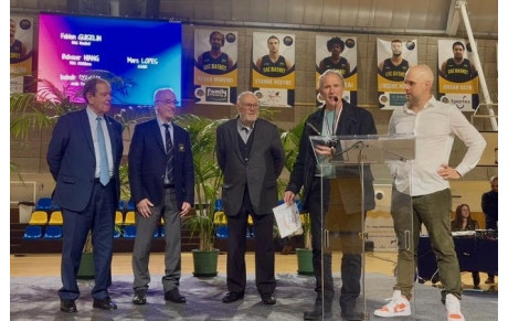 Remise d'un trophée du bénévolat à RUEIL